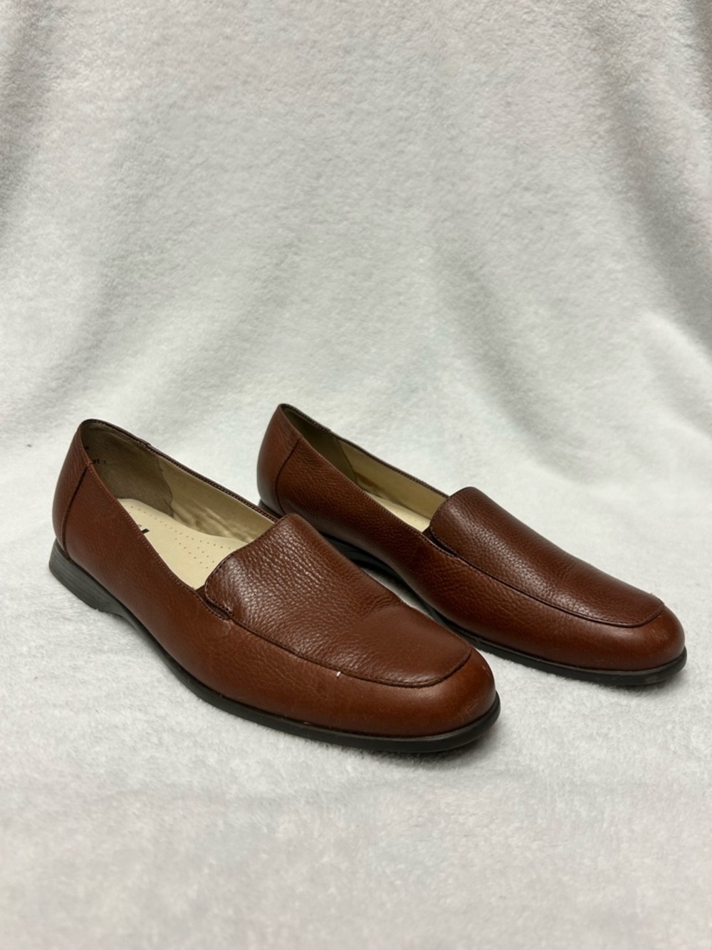 Trotters Women’s Chestnut Brown Leather Slip-On Loafers
